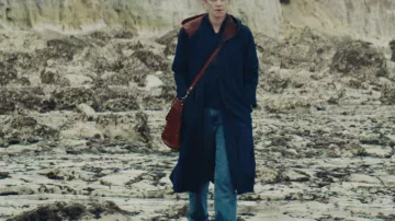 Manteau bleu marine d’Agathe (Camille Rutherford) dans Jane Austen Wrecked My Life