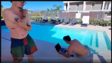 Short color block de Guizzi dans 4 YOUTUBEURS RETOURNENT UNE VILLA en ITALIE (on a plus aucun filtre)