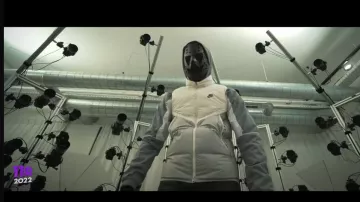 Blouson Nike Blanc/Gris de menace Santana dans Menace Santana - 11 Rappeurs à Suivre 2022