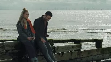 Veste de Simon (Brett Goldstein) dans All of You