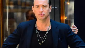 Colliers jude law black rabbit de Jake Friedken (Jude Law) dans Black Rabbit (S01)