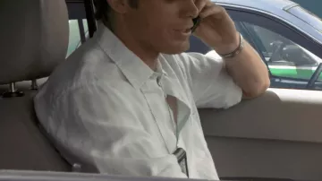 De couleur vert bleuâtre très très pâle ; chemise en lin Je pense à Dexter Morgan (Michael C. Hall) dans Dexter (S03E03)