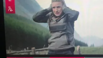 Pull porté par Vel (Faye Marsay) à Andor (S01E05)