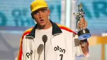 Veste blanche Eminem PnB Nation portée par Eminem PnB Nation en Cardi B « Red Barz » (Exclusivité WSHH - Clip officiel)