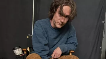 Lewis Pullman Thunderbolts Blue Striped Sweatshirt porté par Lewis Pullman dans Lewis Pullman n’est que BOB après « Top Gun » et #Thunderbolts ! ☺️ #marvel