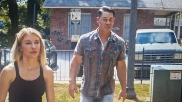 Chemise boutonnée à manches courtes de Christopher Smith / Peacemaker (John Cena) dans Peacemaker (S02E01)