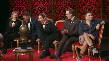 Le bandeau de Hayley (Hayley Sproull) dans Taskmaster NZ (S05E10)