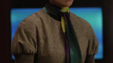 Foulard en soie de Stella Bak (Greta Lee) dans The Morning Show (S04)