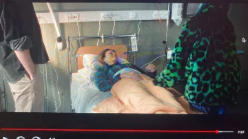 Manteau léopard vert porté par Anna (Sigrid Johnson) dans Tout lâcher ?