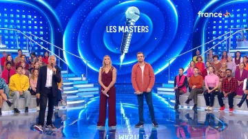 Ensemble veste + pantalon bordeaux de Margaux dans N'oubliez pas les paroles !