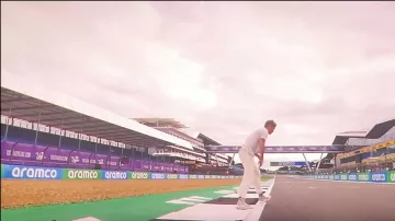 White (linen?) pants of Sonny Hayes (Brad Pitt) in F1