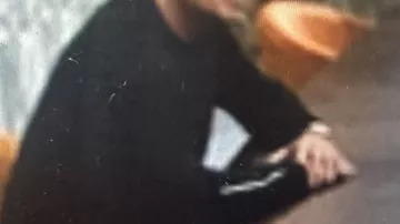 Black jumper with white arm detail of Jamie Tanner (David Duchovny) in Malice (S01E05)