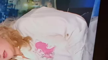 Chemisier blanc motif marianne de Marilou Berry dans Journal de 20h de France 2