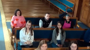 Chemise en satin porté par une fille dans Ils nous ont insulté en ligne, on les confronte IRL (ft Gotaga, Kameto)