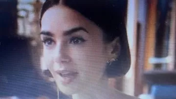 Boucles d'oreille asymétriques de Emily Cooper (Lily Collins) dans Emily in Paris (S05)