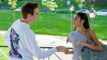 White sweatshirt with a large tropical floral print on the back David (Sami Gomez) in Ayla and The Mirrors (S01E03)