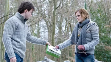 Grey Sweater of Harry Potter (Daniel Radcliffe) in Harry Potter and the Deathly Hallows: Part 1