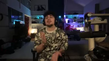 T-shirt Amaru de Amaru dans sa vidéo : Le jour où j'ai failli perdre un ami en live...