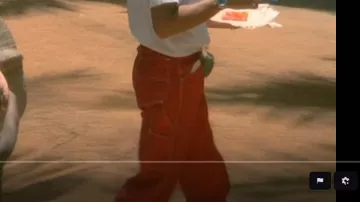 Jean rouge type droit porté par Jérôme Tarayre, bad general practitioner (Christian Clavier) dans Les Bronzés
