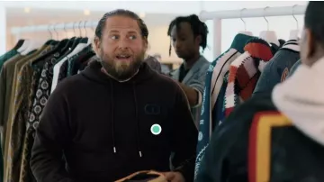 Manteau patchwork à côté de Ezra (Jonah Hill) en rayon dans You People