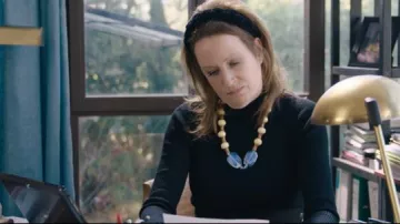 Collier de Véronique (Geno Lechner) dans La Syndicaliste