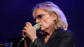 Lunettes de soleil Oliver Peoples du chanteur Christophe (Christophe) dans Christophe Definitivement