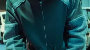 Gilet gris avec fleece gris clair sur les manches et le torse de So La Lune dans So La Lune - Freestyle 12TSUKI8NICHI