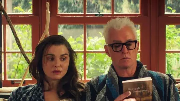 Eyeglasses of John (John Slattery) in Vladimir (S01E01)