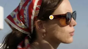 Lunettes de soleil de Marina (Stacy Martin) dans I Love Greece