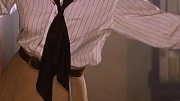 Cravate ou foulard noir à bouts biseautés de Evelyn Carnahan (Rachel Weisz) dans La Momie