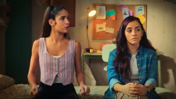 Pink striped sleeveless vest top worn by Ayla (Violeta Madel) in Ayla and The Mirrors (S01E25)