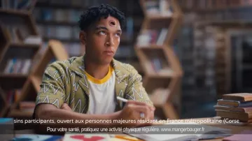 Chemise à motifs africains dans Campagne Publicitaire Freedent "Crée ta bulle trouve ton rythme"