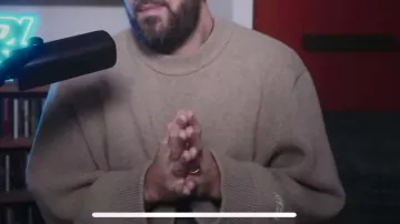 Beige knitwear worn by Mehdi Maïzi in the YouTube video "C'est quoi l'album de l'année ?"