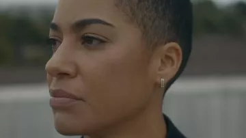 Doubles créoles carrées argent portées par DS June Lenker (Cush Jumbo) dans Criminal Record (S01)