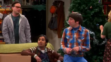 Shirt of Howard Wolowitz (Simon Helberg) in The Big Bang Theory (S09E08)