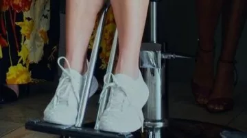 White sneakers de Cassie Howard (Sydney Sweeney) dans Euphoria (S03E04)