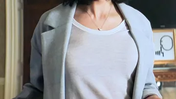 Trench-coat décontracté porté par Claire (Sian Clifford) dans Fleabag (S01)