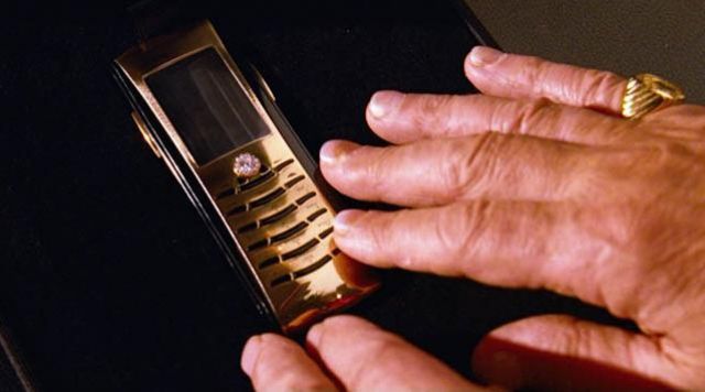 The Samsung smartphone in gold Willy Bank (Al Pacino) in Ocean's Thirteen