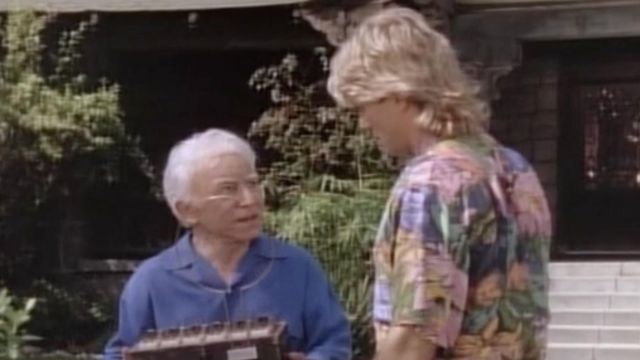 La chemise bariolée de fleurs de Angus MacGyver (Richard Dean Anderson) dans MacGyver S07E09