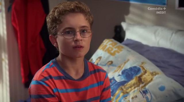 The pillow case Star Wars Adam in The Goldberg