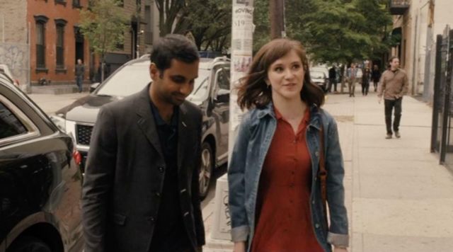 Veste grise trois boutons de Dev dans Master of None