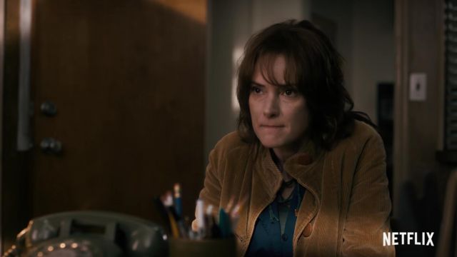 The jacket corduroy Joyce (Winona Ryder) in Stranger Things | Spotern