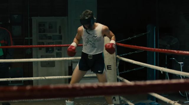 Le débardeur blanc de Vinny Pazienza (Miles Teller) dans Bleed for this