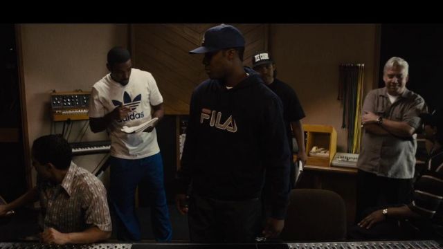 Le sweat-shirt Fila bleu de Dr. Dre (Corey Hawkins) dans Straight Outta Compton