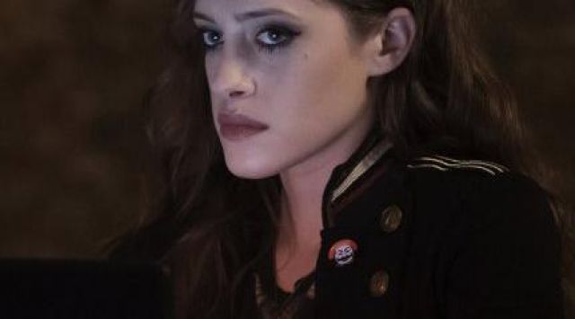 Le badge fsociety de Darlene dans Mr Robot