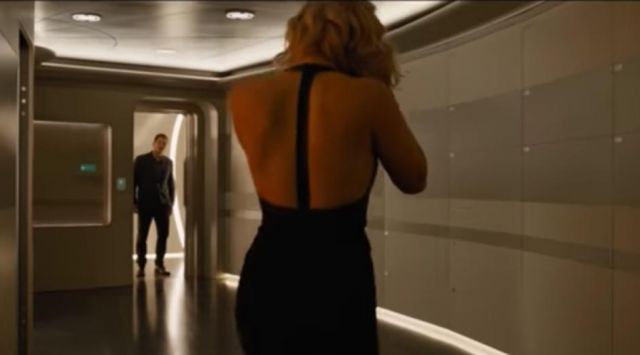 La robe noire dos nu de Aurora Lane (Jennifer Lawrence) dans le film Passengers