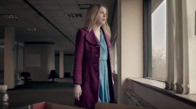 La manteau violet de Cassie Ainsworth (Hannah Murray) dans Skins
