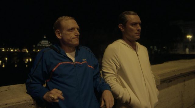 Chaqueta de jogging lacoste azul del cardenal Dussolier (Scott Shepherd) en The Young Pope S01E05