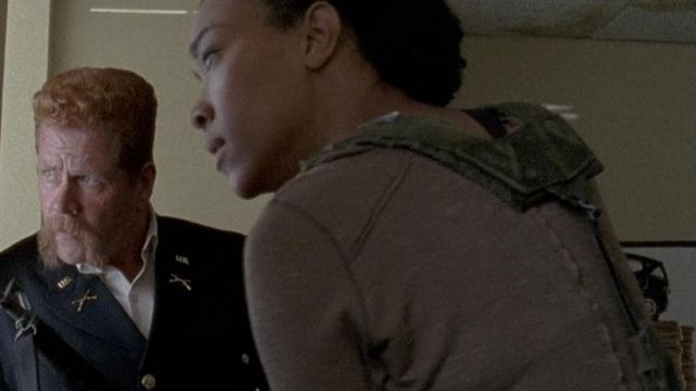 Le gilet brun de Sasha (Sonequa Martin-Green) dans The Walking Dead S06E06