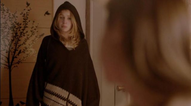 Poncho de Katie Kampenfelt (Britt Robertson) dans Pregúntame cualquier cosa